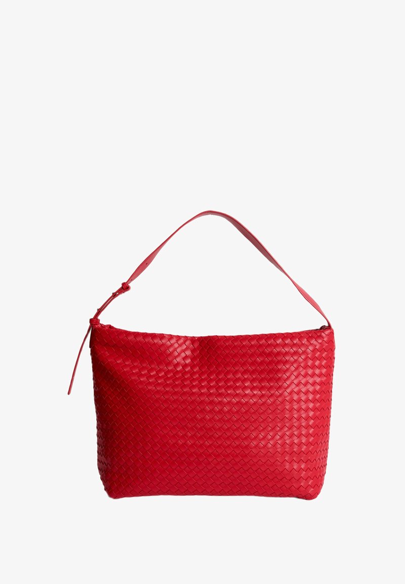 Rød vævet lædertaske med en struktureret rektangulær form, flad bund og en enkelt skulderrem. Tekstur overflade og lynlåslukning.