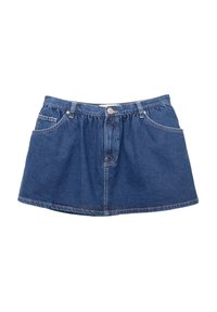 Denimminikjol med en figursydd midja och rynkdetalj, som har två framfickor, en knappstängning och en rundad nederkant.