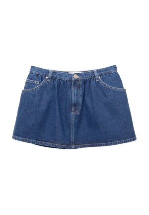 Denim mini suknja s uskim strukom i naborima, koja sadrži dva prednja džepa, kopčanje na dugme i zakrivljeni rub.
