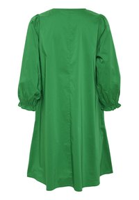 Grön klänning i knälängd gjord av mjukt tyg, med puffärm och rund halsringning samt en enkel, lös passform. Inga synliga utsmyckningar.