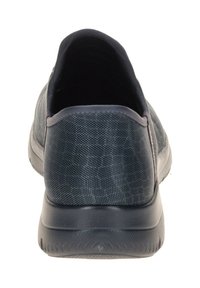 Scarpa slip-on casual grigia scura con texture vista dal tallone, con colletto imbottito e suola in gomma.