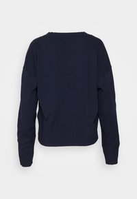 Granatowy sweter dziany z prążkowanym wykończeniem, opadającymi rękawami i teksturowanym wykończeniem. Posiada klasyczny okrągły dekolt oraz luźny krój.