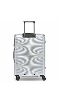 Maleta rígida plateada con diseño geométrico texturizado, cuatro ruedas giratorias, asa retráctil negra y asa de transporte lateral.