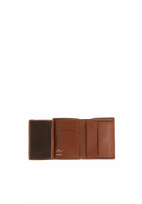 Portefeuille trifold en cuir marron ouvert montrant des emplacements pour cartes, une fenêtre d'identification transparente et une poche à pièces avec rabat, posé à plat sur fond blanc.