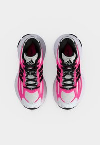 Ζευγάρι ροζ, λευκά και μαύρα παπούτσια Adidas για τρέξιμο, εμφανιζόμενα από πάνω σε απλό λευκό φόντο.