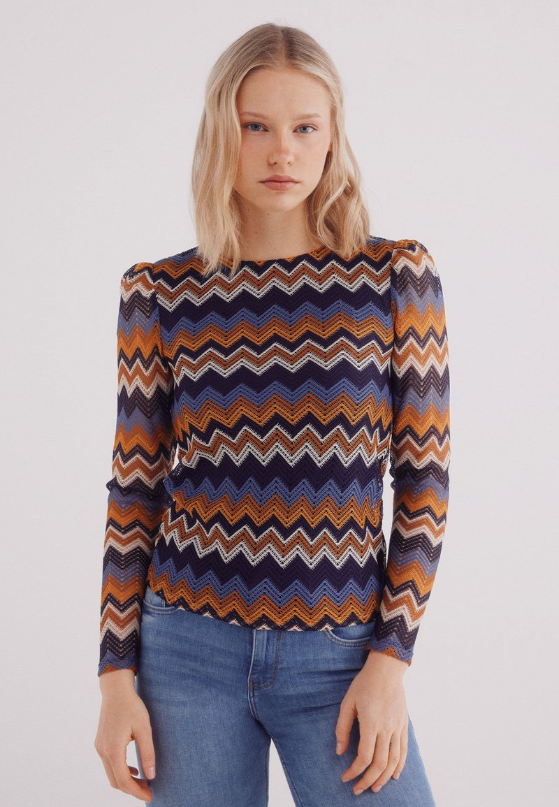 Langsleeve top in een meerkleurig zigzagpatroon met tinten blauw, oranje en wit. Gemaakt van een gestructureerde, lichte stof.