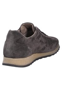 Sneaker grigio in suede con tomaia testurizzata, design con lacci e suola imbottita di colore chiaro. La vista posteriore mette in risalto il profilo curvo e le cuciture.