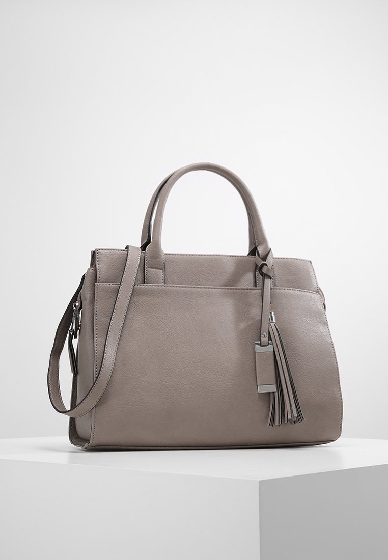 Šedá kožená kabelka s dvojitými uchy, přidělaným ramenním popruhem, detailním třásním a elegantním, strukturovaným designem. Stříbrné kovové doplňky.