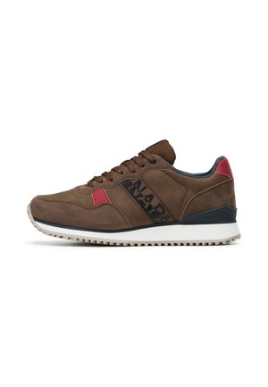 Brązowy sneaker z czarnym logo "Napapijri" po bokach, czerwone akcenty przy sznurowadłach i pięcie, biała podeszwa z teksturowanym spodem oraz ciemnoniebieskie wykończenie.