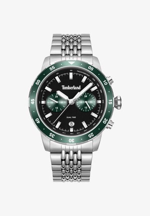 Sat za ruke Timberland s dvostrukim vremenom, crnim brojčanikom, zelenim tahimetarskim okvirom, dva zelena podbrojača, prozorčićem za datum i srebrnim metalnim narukvicom s povezima.