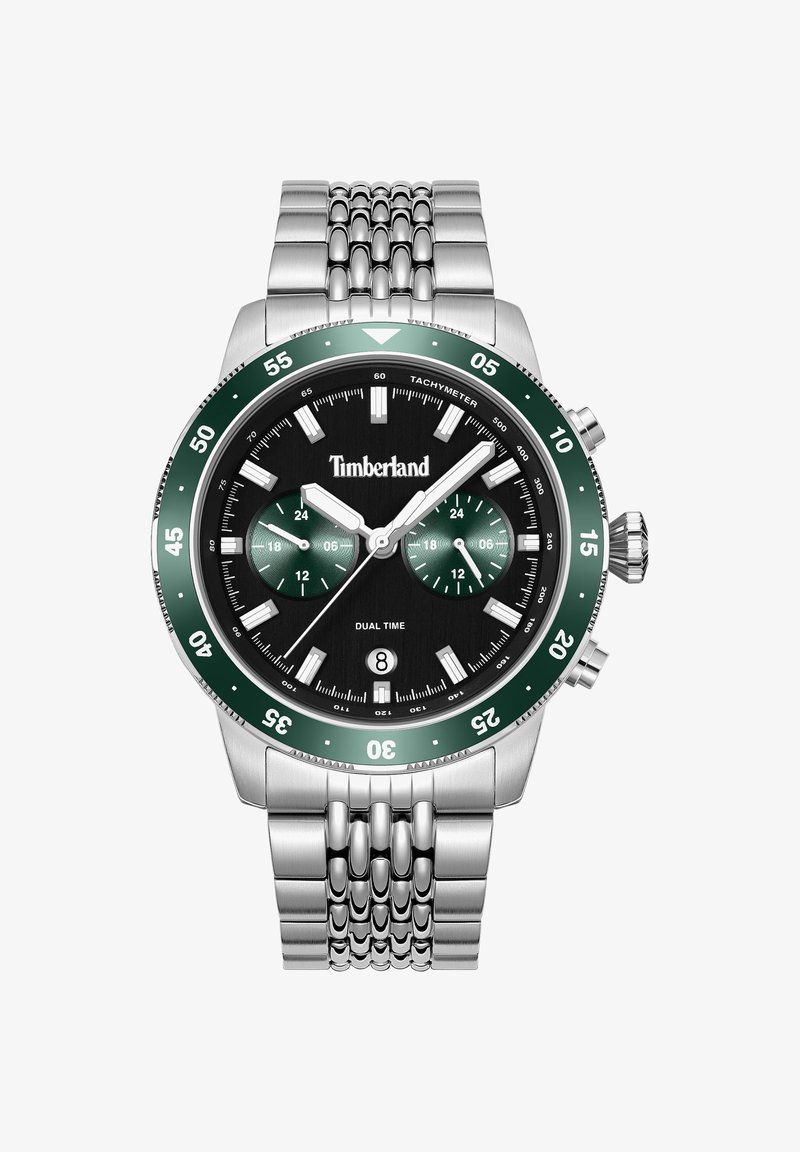 Reloj de pulsera Timberland de doble zona horaria con esfera negra, bisel taquimétrico verde, dos subesferas verdes, ventana de fecha y pulsera de eslabones metálicos plateados.