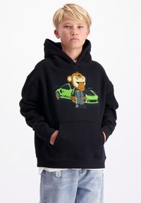 Zwarte hoodie met een voorzak, versierd met een cartoonfiguur en een afbeelding van een groene sportwagen. De stof lijkt zacht en gestructureerd. Casual pasvorm.