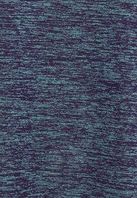 Texturovaná tkanina v tmavě modré barvě s různými odstíny modrozelené. Obsahuje melírovaný vzor, tkaný z materiálu střední hmotnosti, který je pružný.