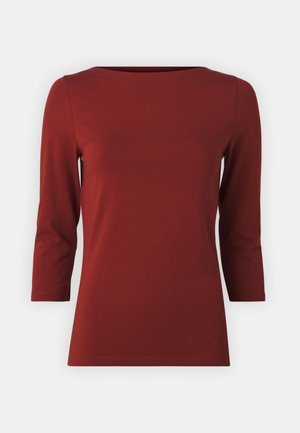 Chemise à manches longues bordeaux avec un col bateau, fabriquée en tissu doux. Présente une silhouette ajustée et un léger stretch, sans motifs ni accents.