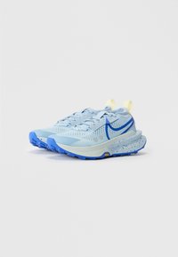 Hellblaue Sportschuhe mit einem strukturierten Obermaterial, blauen Akzenten, gesprenkelter Zwischensohle und einer gepolsterten Sohle, die eine gepolsterte Zunge und doppelte Pull-Tab-Hilfen aufweist.