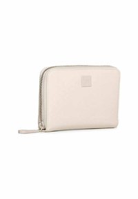 Portafoglio in pelle beige con una texture liscia, dotato di chiusura con zip, un cinturino da polso e un logo sottile sulla parte anteriore.