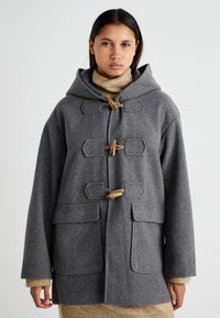 Manteau duffle en laine grise avec capuche, doté de fermetures à bascule et de deux poches avant. Tissu texturé et coupe ample avec des manches larges.