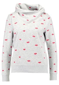 Grauer Sweatshirt mit Schalkragen, V-Ausschnitt und pinkfarbenen Lippenabdrücken, die überall verteilt sind. Gerippte Bündchen und Saum sorgen für Struktur.