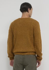 Calliope À COL RAS DU COU EN BOUCLÉ - Jumper - jaune