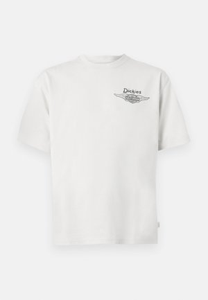 T-shirt blanc à manches courtes avec un petit logo "Dickies" et le logo ailé Harley-Davidson imprimés sur la poitrine gauche.