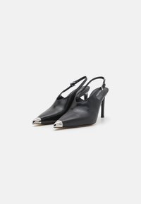 Juodi odiniai slingback kulniukai su smailiu pirštu ir metaliniu sidabriniu uždengimu. Ypatybė yra lieknas kulnas ir reguliuojama kulkšnis dirželio tiksliam pritaikymui.