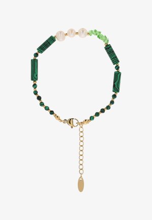 Csuklópánt váltakozó zöld malachit gyöngyökkel, fehér gyöngyökkel, zöld kristályokkal és arany díszítésekkel, arany állítható kapocskosárral.