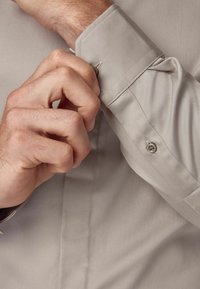 Next REGULAR FIT - LONG SLEEVE SINGLE CUFF PIPED  - Skjorter - neutral brown