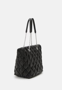 Bolso de mano acolchado negro hecho de material brillante con asas de cadena plateadas y diseño texturizado. Forma rectangular con un cuerpo estructurado.