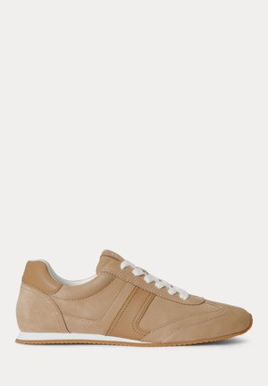 Beige ruskind- og læderlavt sneakers med hvide snørebånd og en slank hvid og gummisål.