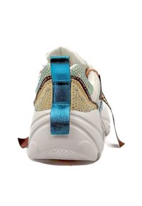 Sneaker bianca con suola texture, caratterizzata da accenti blu metallici, decorazioni in strass e un tallone a motivo.