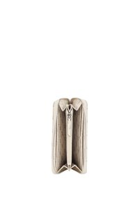 Portafoglio in pelle beige con chiusura a zip, dotato di un motivo interno, slot per carte e un tirazip. Texture morbida e forma rettangolare compatta.