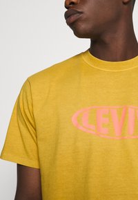 Levi's® VINTAGE FIT GRAPHIC TEE - Triko s potiskem - cool yellow