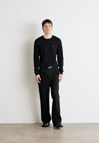 Calvin Klein STRUCTURE SWEATER - Strikkegenser - black