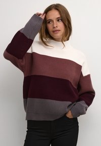 Maglione a collo alto lavorato a maglia con righe orizzontali in crema, malva, borgogna e grigio scuro. Tessuto a coste testo e vestibilità morbida.