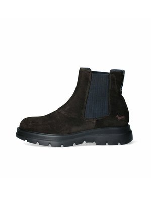 Stivaletti Chelsea in suede marrone con pannello elastico rigato, punta tonda e suola in gomma nera texturizzata. Linguetta sul retro per una facile calzata.