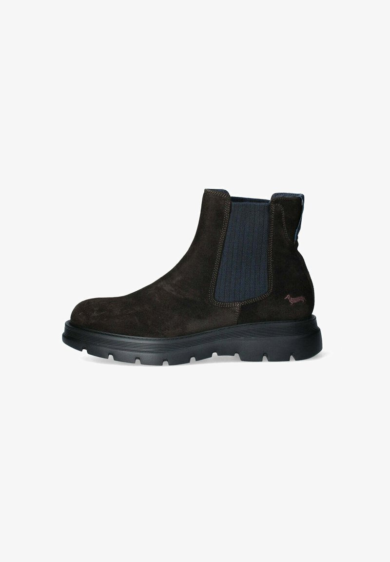 Stivaletti Chelsea in suede marrone con pannello elastico rigato, punta tonda e suola in gomma nera texturizzata. Linguetta sul retro per una facile calzata.