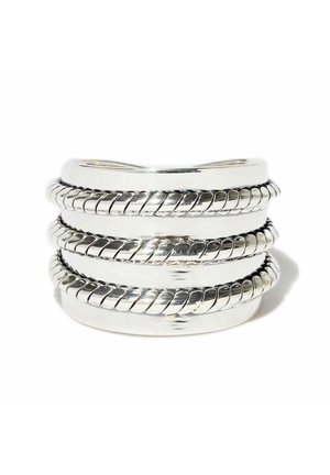 Breites silbernes Armreif mit drei erhabenen, verdrehten Seil-Design-Bändern, die gleichmäßig um das Armband verteilt sind, mit poliertem Finish.