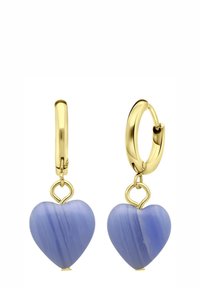 Gouden creolen met hartvormige lichtblauwe stenen, die een gladde textuur en subtiele streepjes in de steen hebben.