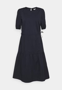 Mörkblå klänning med korta puffärmar, rund halsringning, band i midjan och en lager-på-lager kjol. Tillverkad av mjukt tyg.