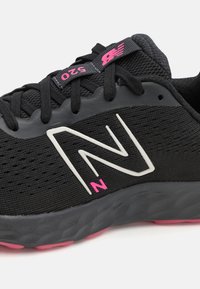 New Balance 520V8 - Katujuoksukengät - black