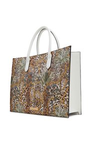 Torebka typu tote w leopardzi wzór z białymi skórzanymi uchwytami, zdobiona palmowymi nadrukami i złotymi akcentami łańcuszka na teksturowanej powierzchni.