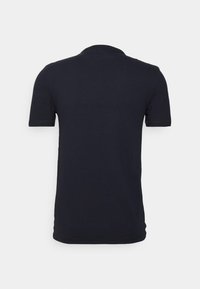 Dunkelblaues T-Shirt mit kurzen Ärmeln, aus Baumwolle, mit Rundhalsausschnitt und sauberem Nähten, von hinten betrachtet.