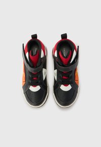 Baskets montantes noires et rouges avec des accents orange, présentant une surface texturée, des détails blancs, un laçage à l'avant et une lanière Velcro.