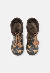 Bottes imperméables avec une base noire, ornées d'un motif de dinosaure orange. Hauts marron rembourrés avec des cordons de serrage pour l'ajustement.