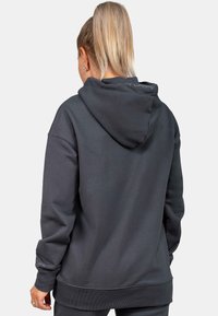 Felpa con cappuccio grigio scuro in tessuto testurizzato, con polsini e orlo a costine. Presenta un dettaglio del logo sulla schiena, vicino all'area del collo.