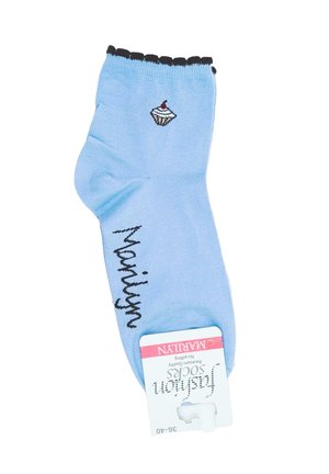 Jasnoniebieska stopka z czarną falistą krawędzią, mały wzór babeczki blisko góry i napis „Marilyn” z boku.