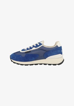 Zapatilla de deporte de ante azul y malla con una suela blanca gruesa, suela negra y cordones planos. Las características de diseño clave incluyen un upper texturizado y un detalle del logo.