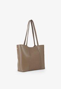 Borsa tote marrone con superficie in finta pelle liscia e pannello in tessuto testurizzato. Presenta due lunghe tracolle e un dettaglio hardware minimalista.
