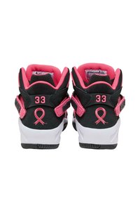 Schwarze und rosa Sportschuhe mit einer strukturierten Oberfläche, ausgestattet mit einem rosa Band-Emblem und verstellbaren Riemen, auf einer weißen Sohle.
