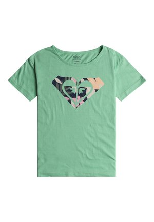 Zielony t-shirt z krótkim rękawem, okrągłym dekoltem i umieszczonym centralnie sercowym nadrukiem z wielokolorowym kwiatowym wzorem.